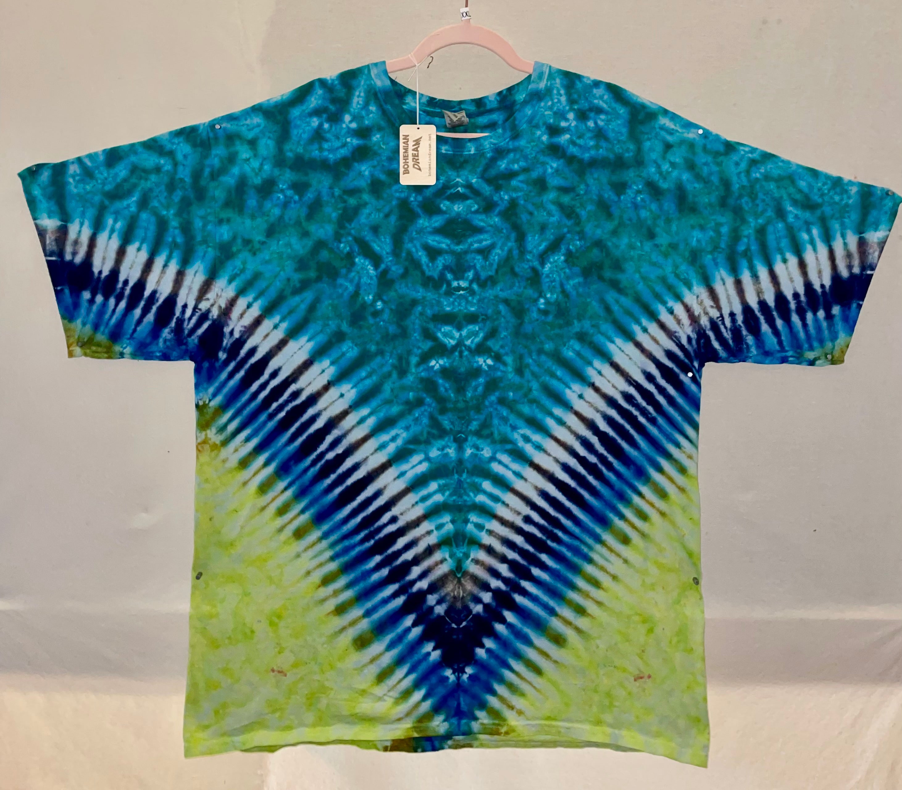 2XL GILDAN V tie-dye with hand, painted dancing lady sleeve