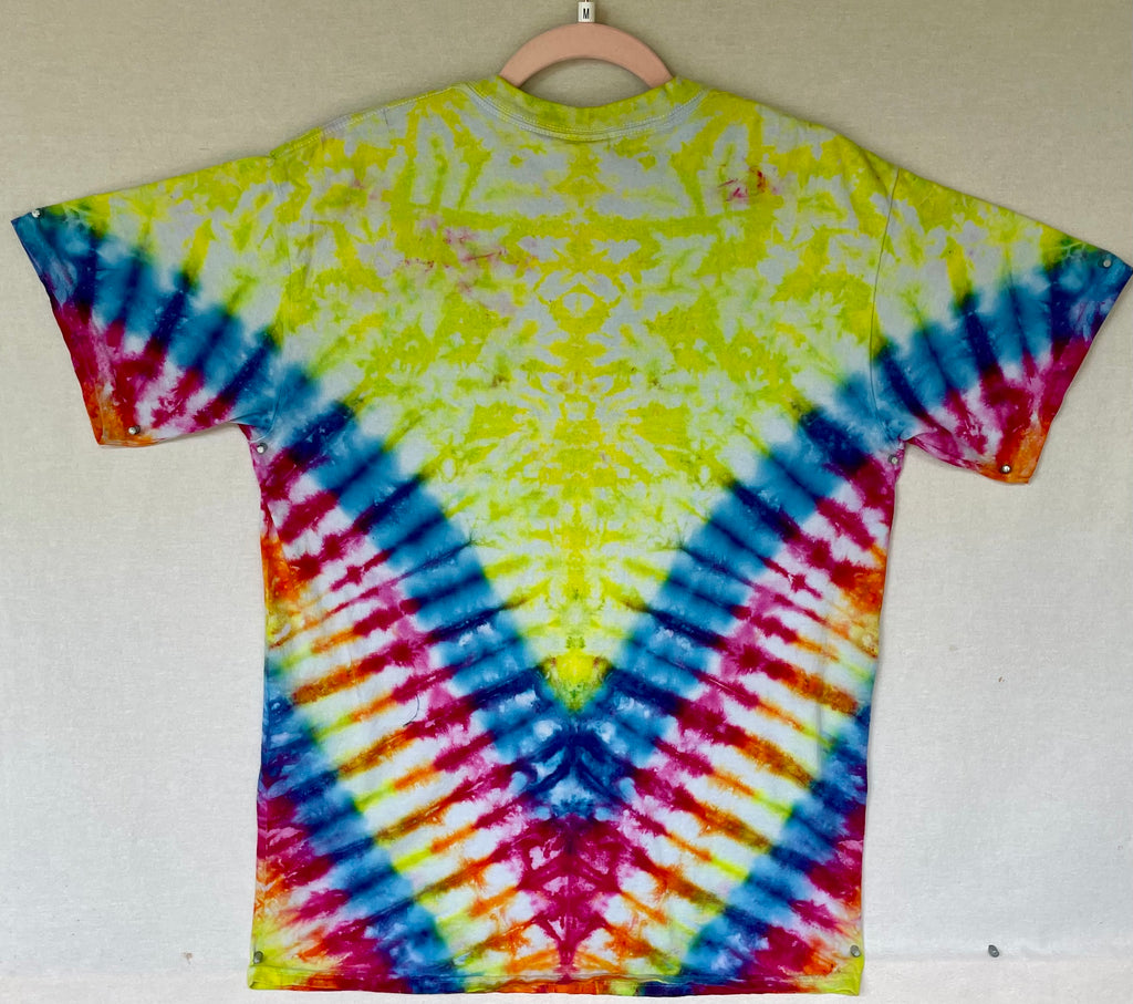 M GILDAN V tie-dye with hand-painted, dancing lady