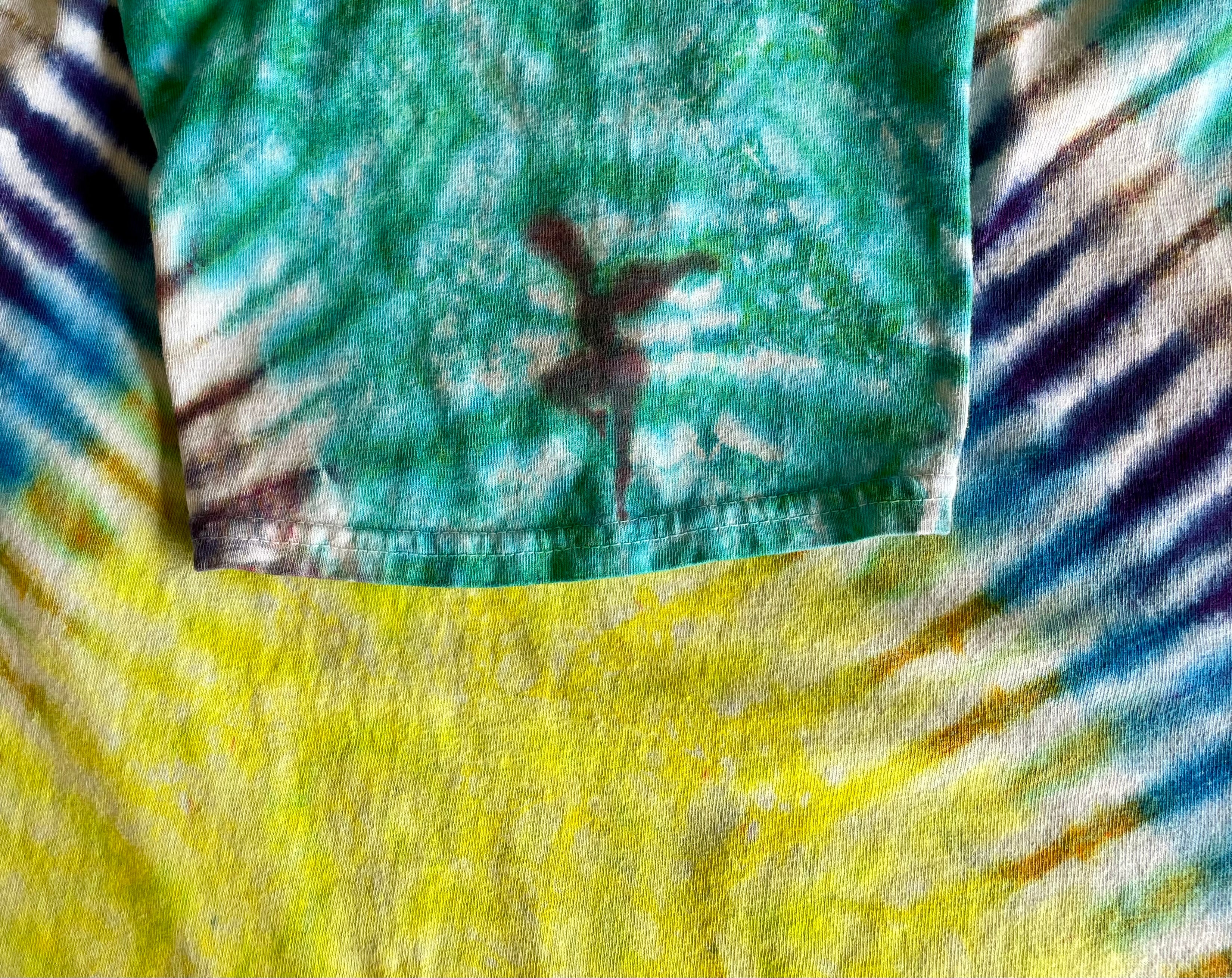2XL GILDAN V tie-dye with hand, painted dancing lady sleeve