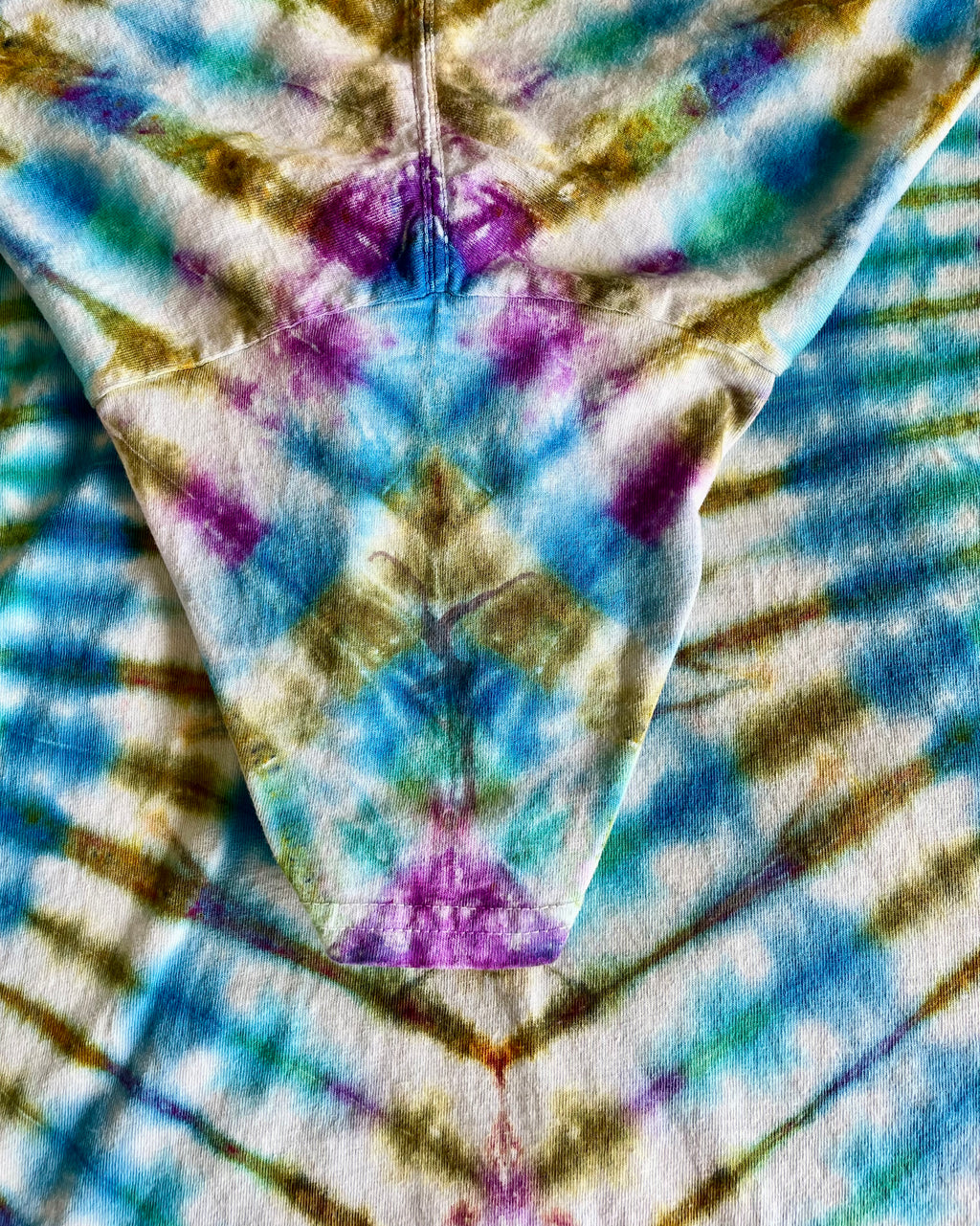 L GILDAN VJ tie-dye with hand painted dancing lady on sleeve