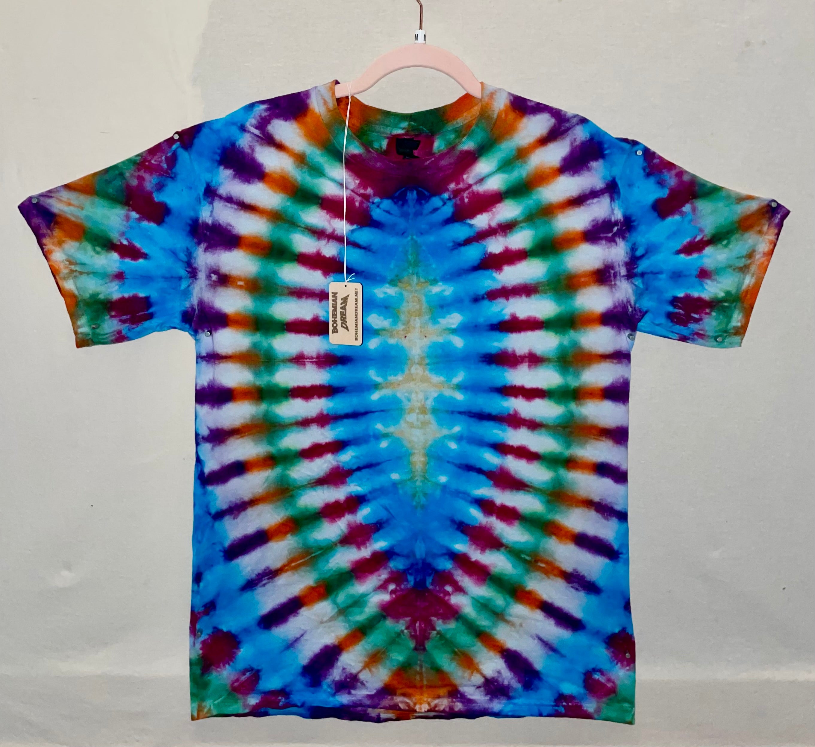 M GILDAN VJ tie-dye with hand, painted dancing lady